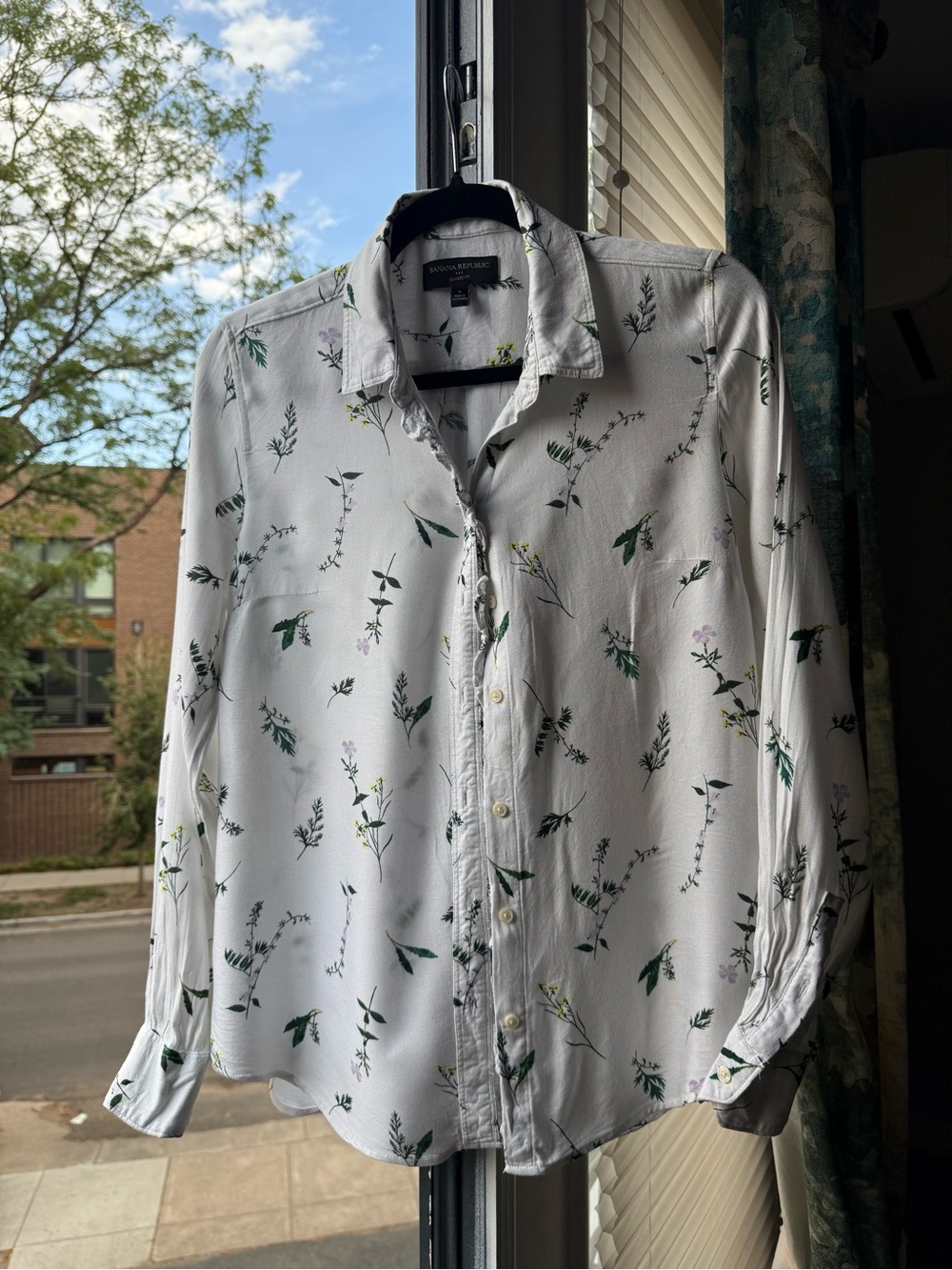 Banana Republic Women's Classic Fit Button-Up Shirt - Small
